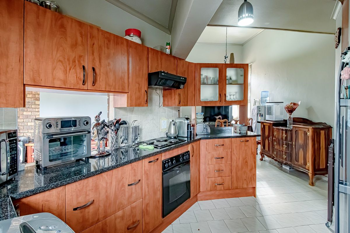 Versatile Family Home With Flatlet Income - Photo 4