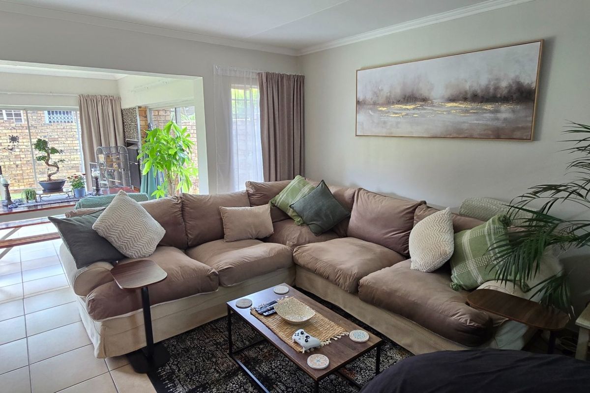 Neat Spacious Townhouse With Private Garden - Photo 2