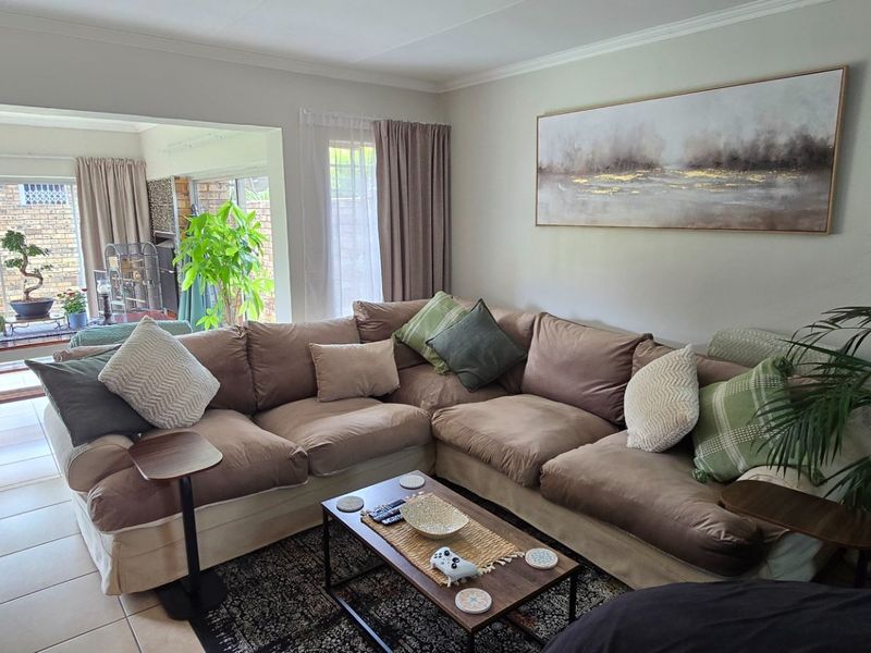 Neat Spacious Townhouse With Private Garden - Photo 2