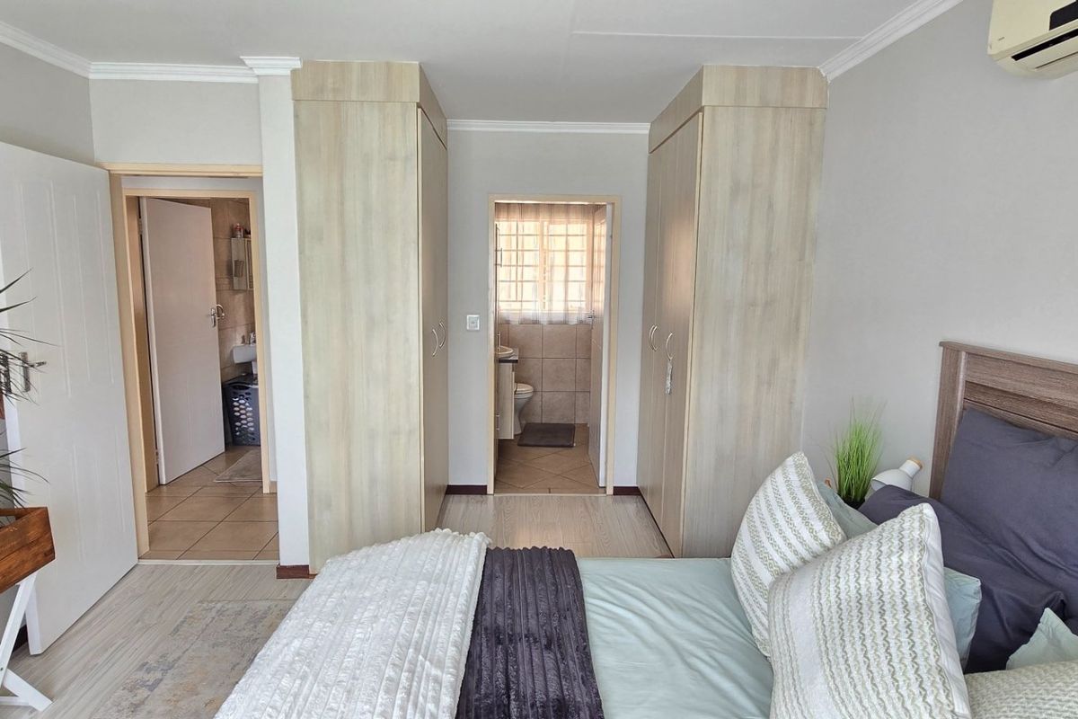 Neat Spacious Townhouse With Private Garden - Photo 4