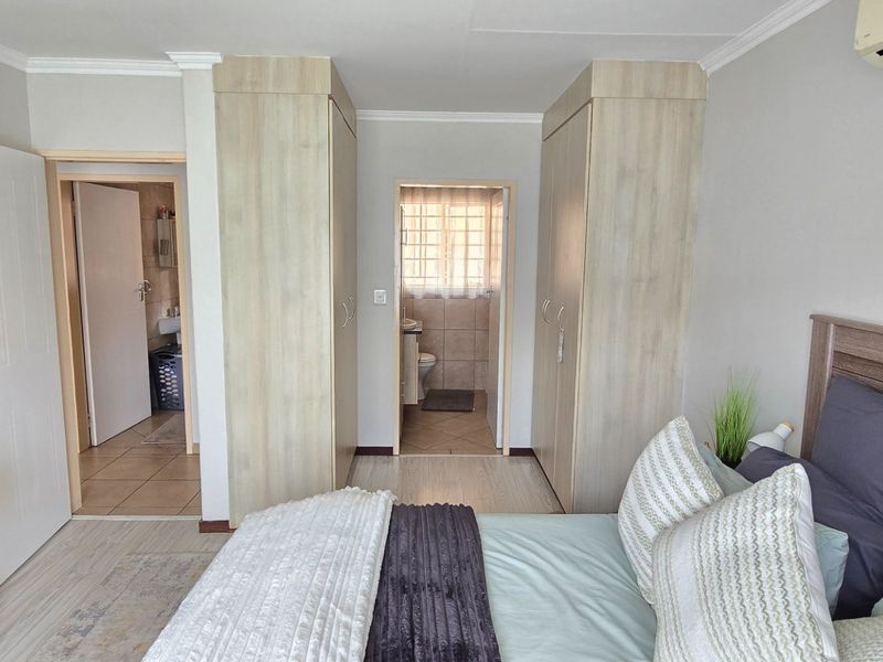 Neat Spacious Townhouse With Private Garden - Photo 4