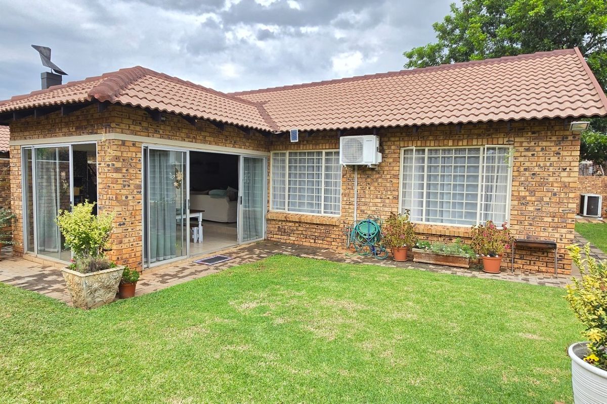 Neat Spacious Townhouse With Private Garden - Photo 5