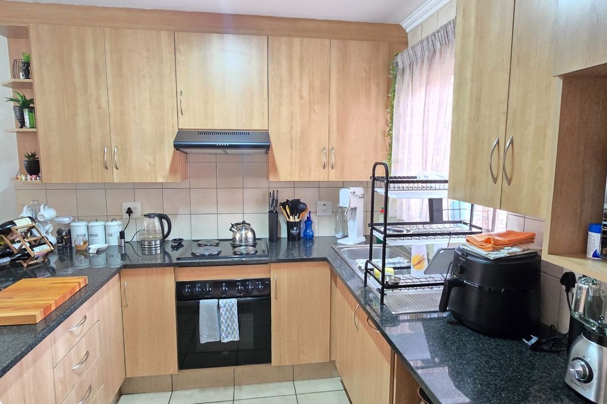 Neat Spacious Townhouse With Private Garden - Photo 3