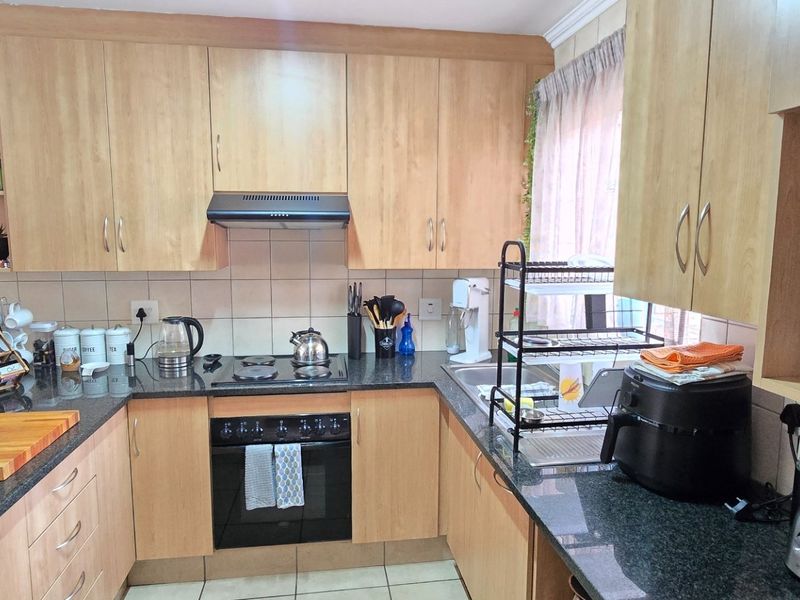 Neat Spacious Townhouse With Private Garden - Photo 3