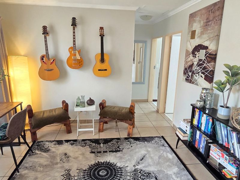 Neat Spacious Townhouse With Private Garden - Photo 10