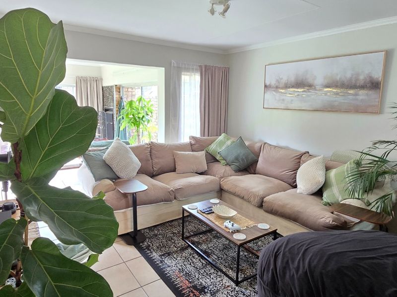 Neat Spacious Townhouse With Private Garden - Photo 9