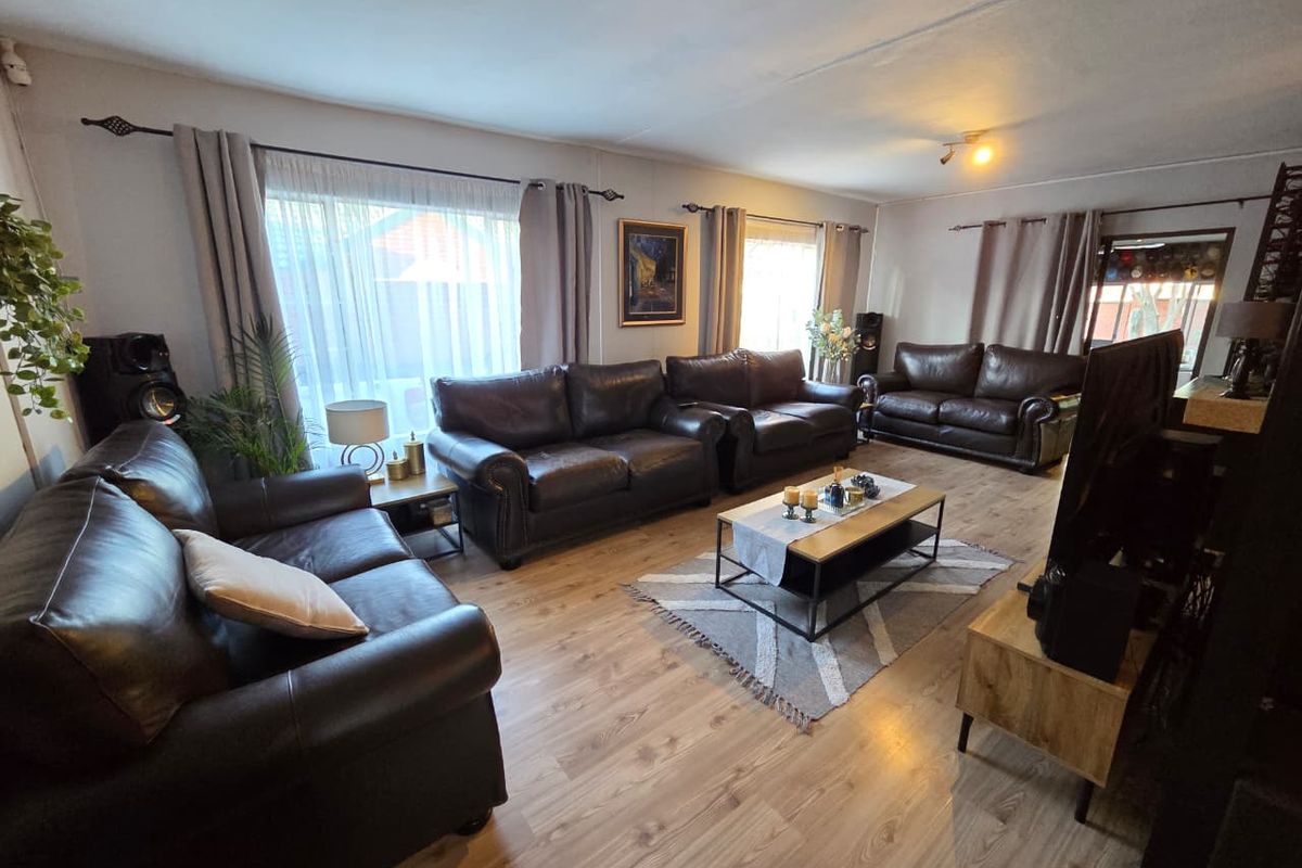 Modern Estate Home With Two Flatlets - Photo 5