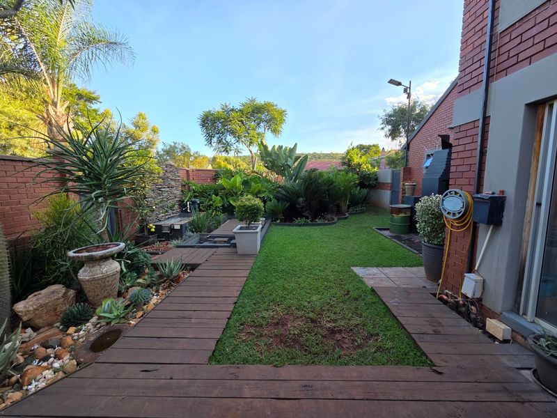 Modern Estate Home With Two Flatlets - Photo 8