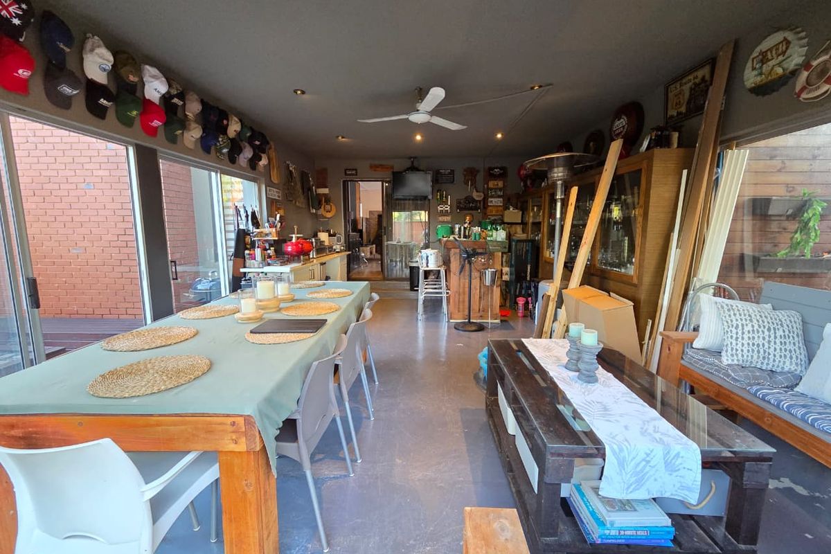 Modern Estate Home With Two Flatlets - Photo 3