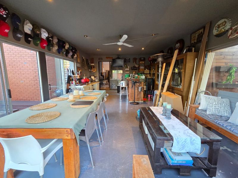 Modern Estate Home With Two Flatlets - Photo 3