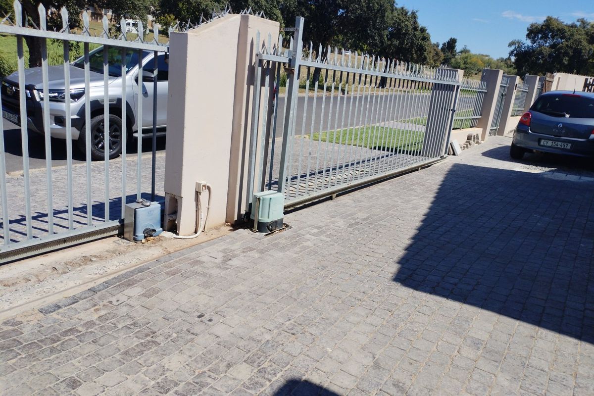 BEAUTIFUL STREET APPEAL- ENTERTAINERS DELIGHT - Photo 4