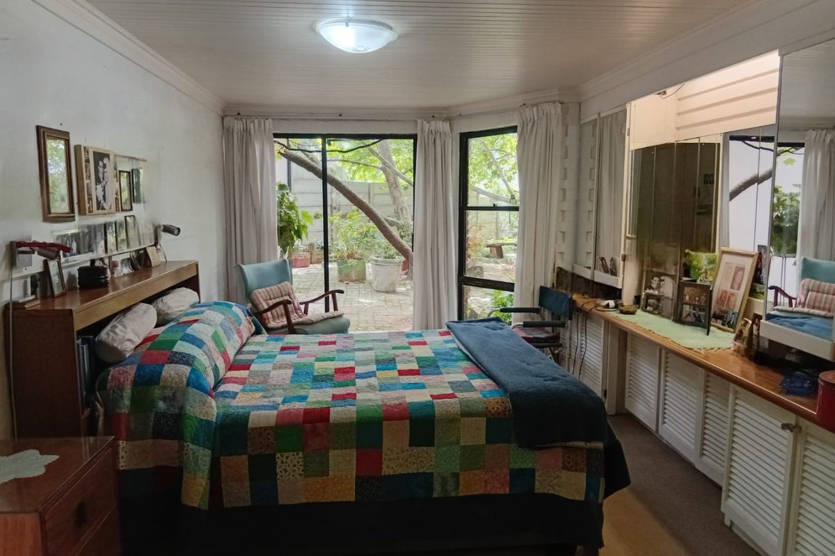 5 Bedroom House in Exclusive Location on Large Yard - Photo 3