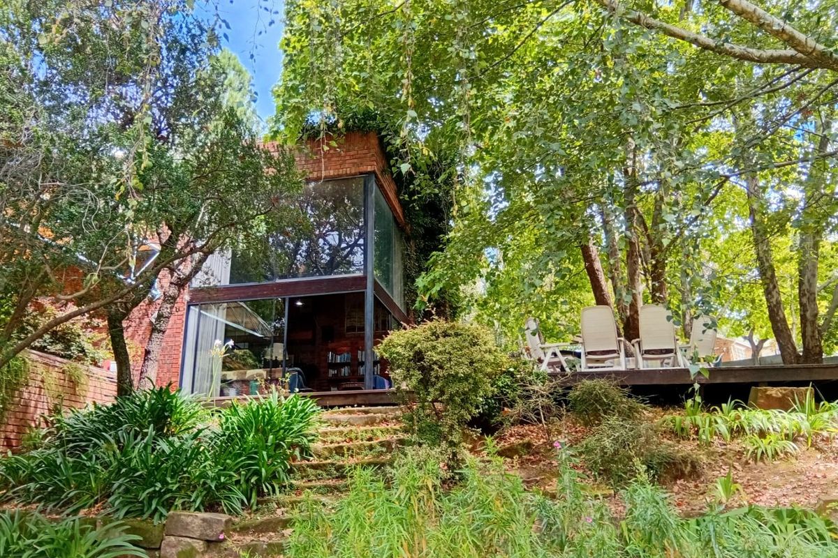 5 Bedroom House  on Large Yard - Photo 4