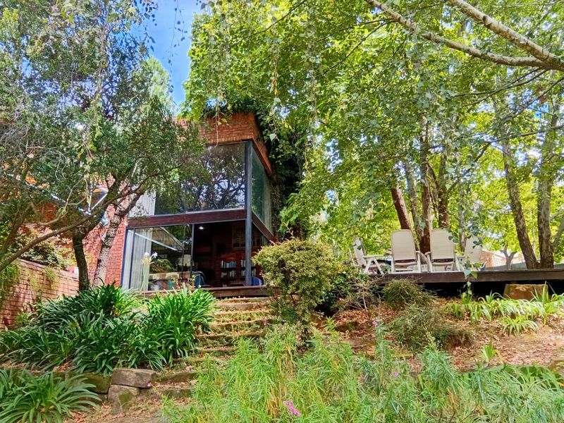 5 Bedroom House  on Large Yard - Photo 4