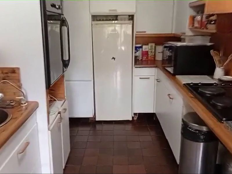 5 Bedroom House  on Large Yard - Photo 7