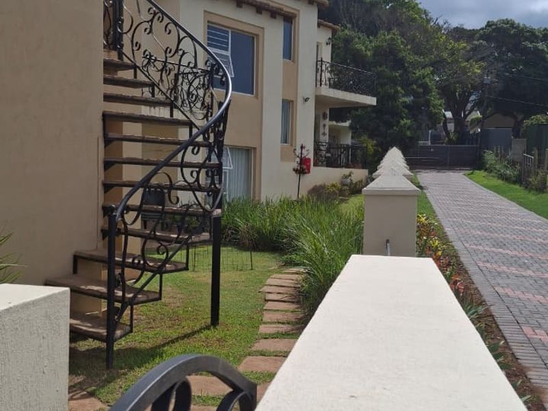 A 3 Bedroom Apartment to let in Ferreira Town Jeffreys Bay - Photo 2