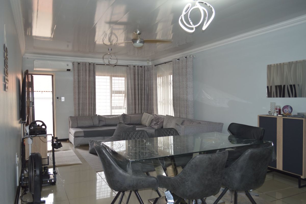 Ultra-Modern, Off-the-Grid Lock-Up-and-Go Townhouse in Doringkruin. Full title! - Photo 5