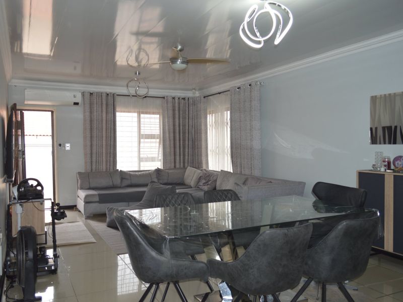 Ultra-Modern, Off-the-Grid Lock-Up-and-Go Townhouse in Doringkruin. Full title! - Photo 5