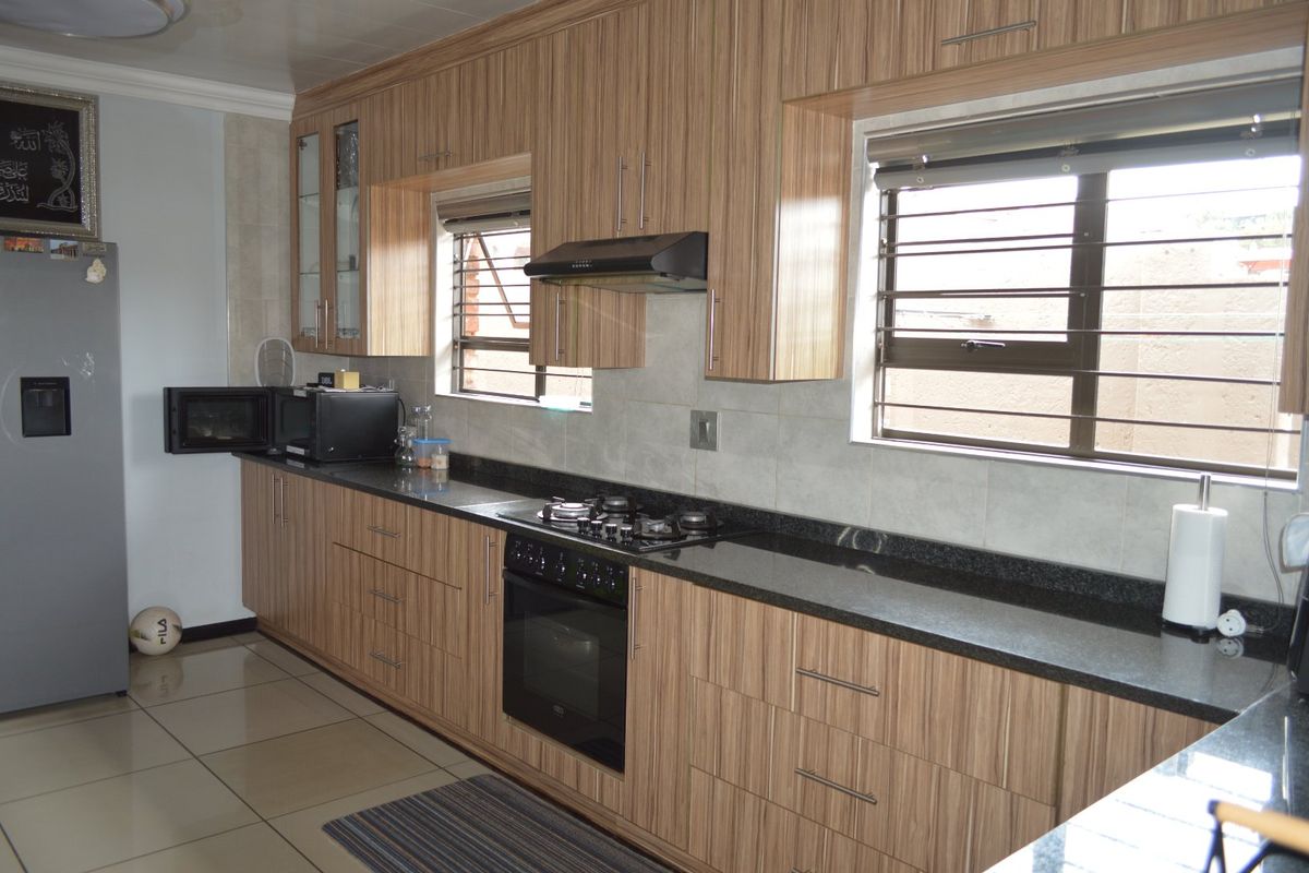 Ultra-Modern, Off-the-Grid Lock-Up-and-Go Townhouse in Doringkruin. Full title! - Photo 2