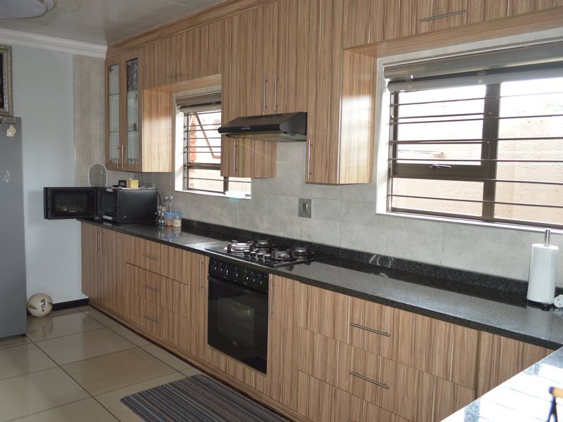 Ultra-Modern, Off-the-Grid Lock-Up-and-Go Townhouse in Doringkruin. Full title! - Photo 2