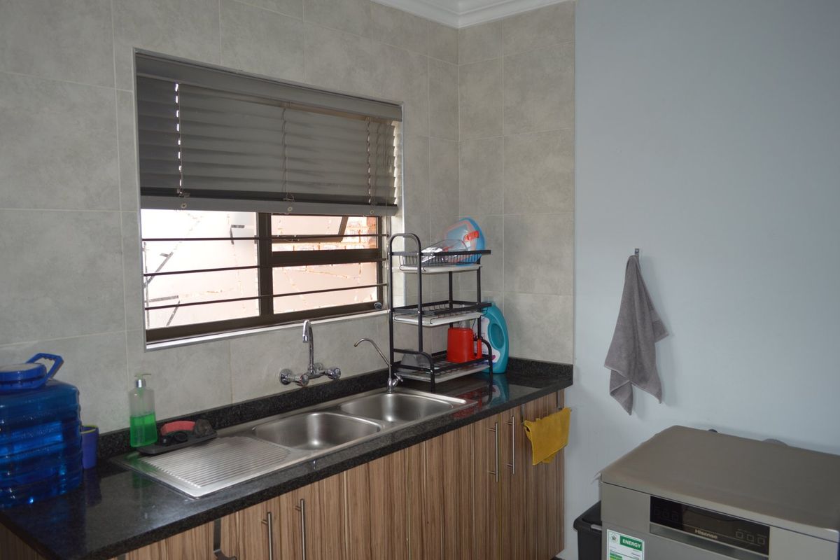 Ultra-Modern, Off-the-Grid Lock-Up-and-Go Townhouse in Doringkruin. Full title! - Photo 3