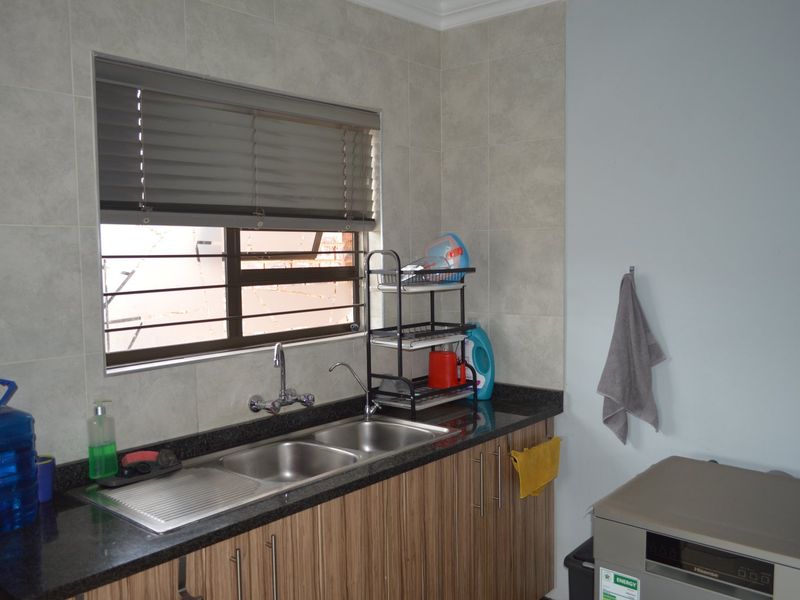 Ultra-Modern, Off-the-Grid Lock-Up-and-Go Townhouse in Doringkruin. Full title! - Photo 3