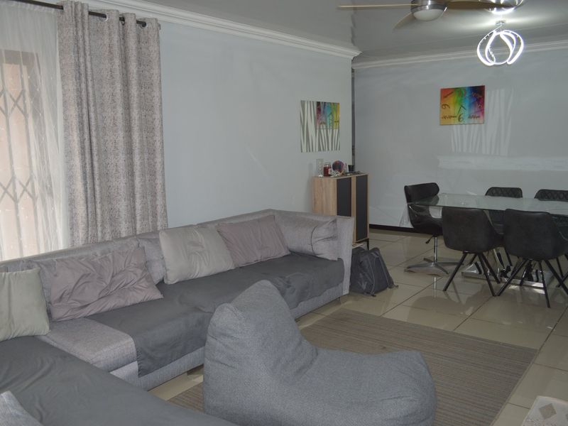 Ultra-Modern, Off-the-Grid Lock-Up-and-Go Townhouse in Doringkruin. Full title! - Photo 7