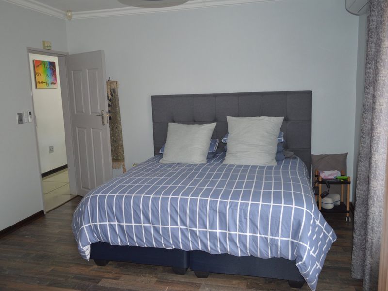 Ultra-Modern, Off-the-Grid Lock-Up-and-Go Townhouse in Doringkruin. Full title! - Photo 8