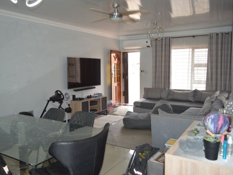 Ultra-Modern, Off-the-Grid Lock-Up-and-Go Townhouse in Doringkruin. Full title! - Photo 6