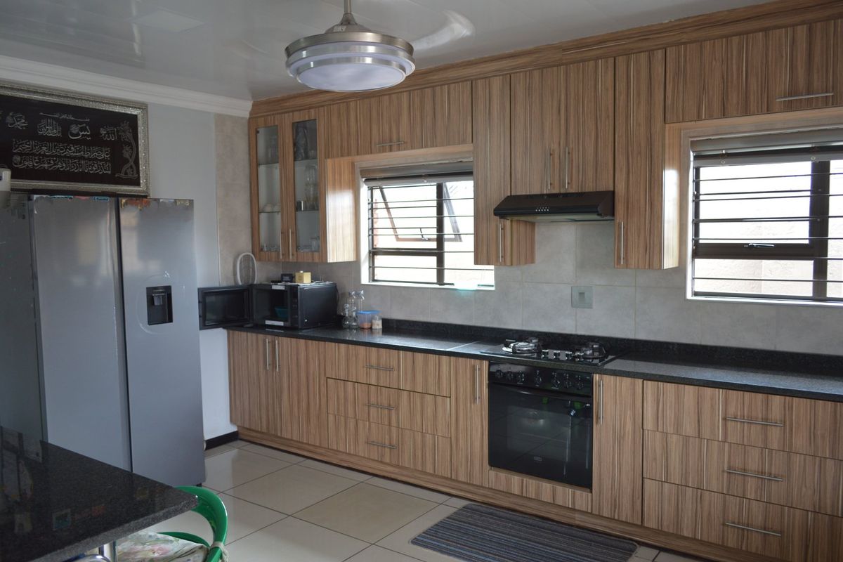 Ultra-Modern, Off-the-Grid Lock-Up-and-Go Townhouse in Doringkruin. Full title! - Photo 4