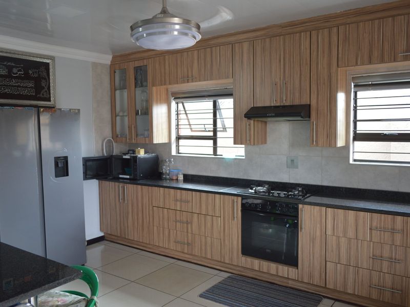 Ultra-Modern, Off-the-Grid Lock-Up-and-Go Townhouse in Doringkruin. Full title! - Photo 4