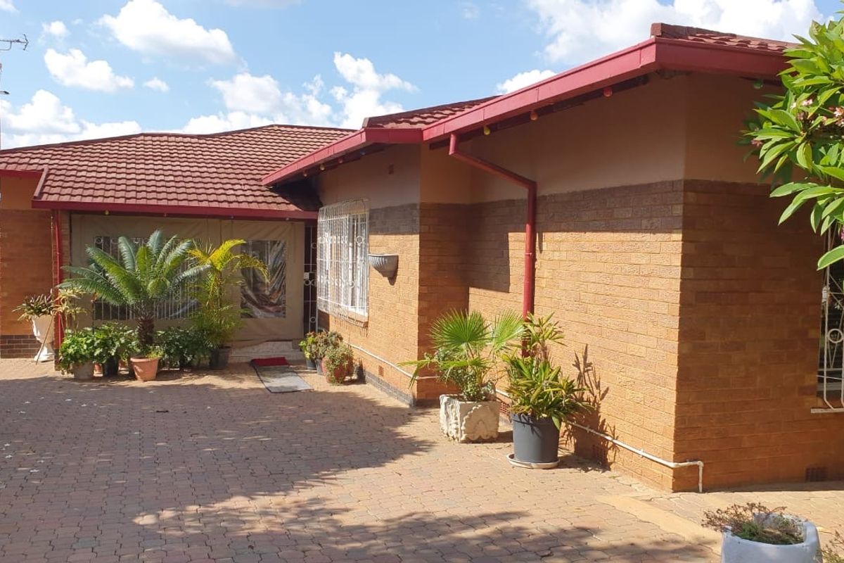 4 bedroom house for sale in Pretoria west  - Photo 2