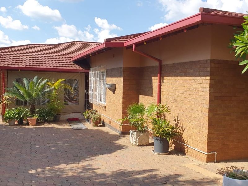 4 bedroom house for sale in Pretoria west  - Photo 2