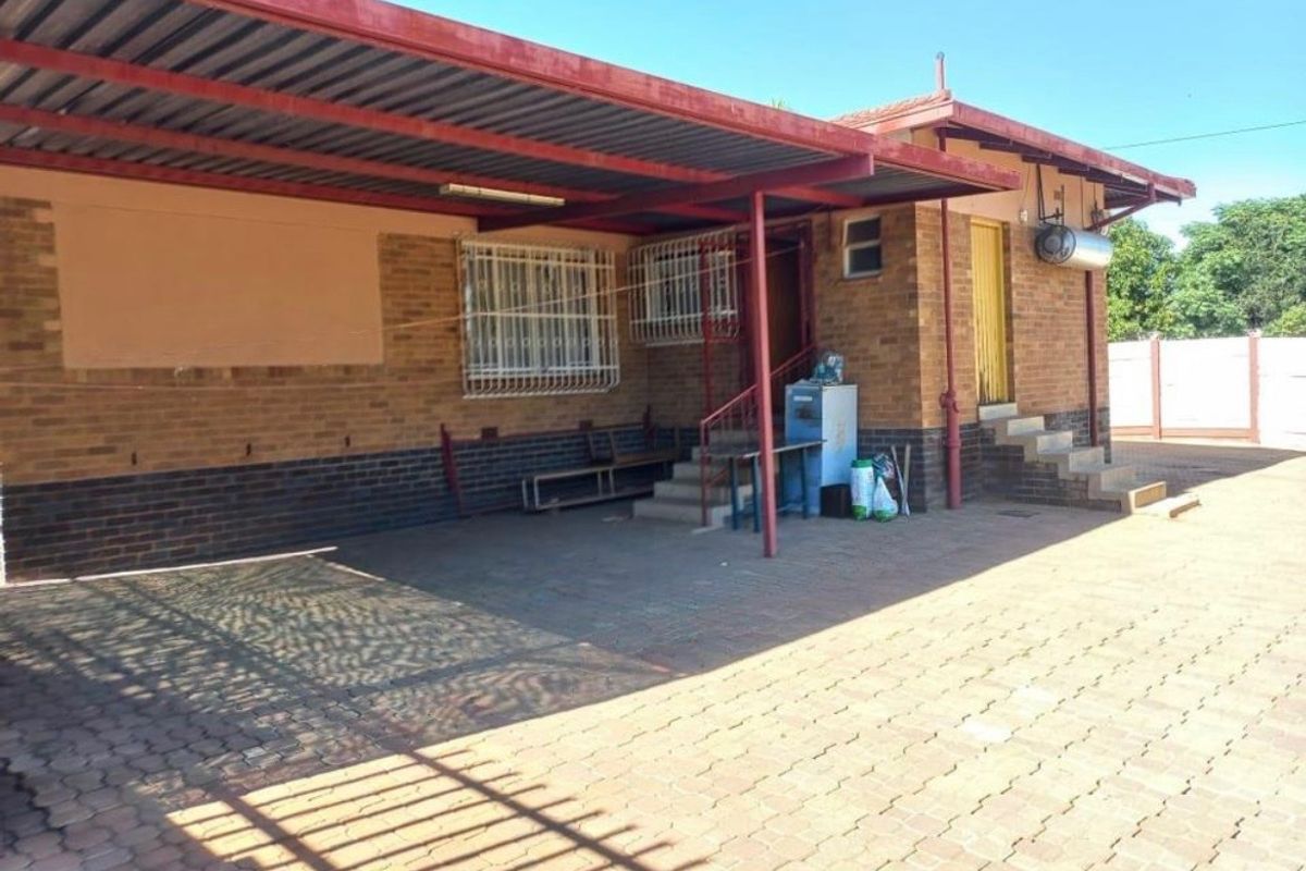 4 bedroom house for sale in Pretoria west  - Photo 4