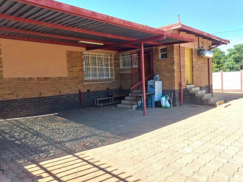 4 bedroom house for sale in Pretoria west  - Photo 4