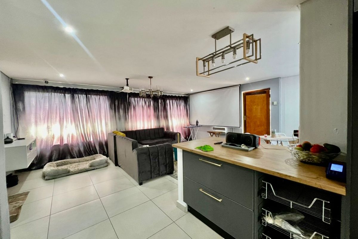 Spacious 3 Bedroom Family Home with Pool and Renovation Potential - Photo 5