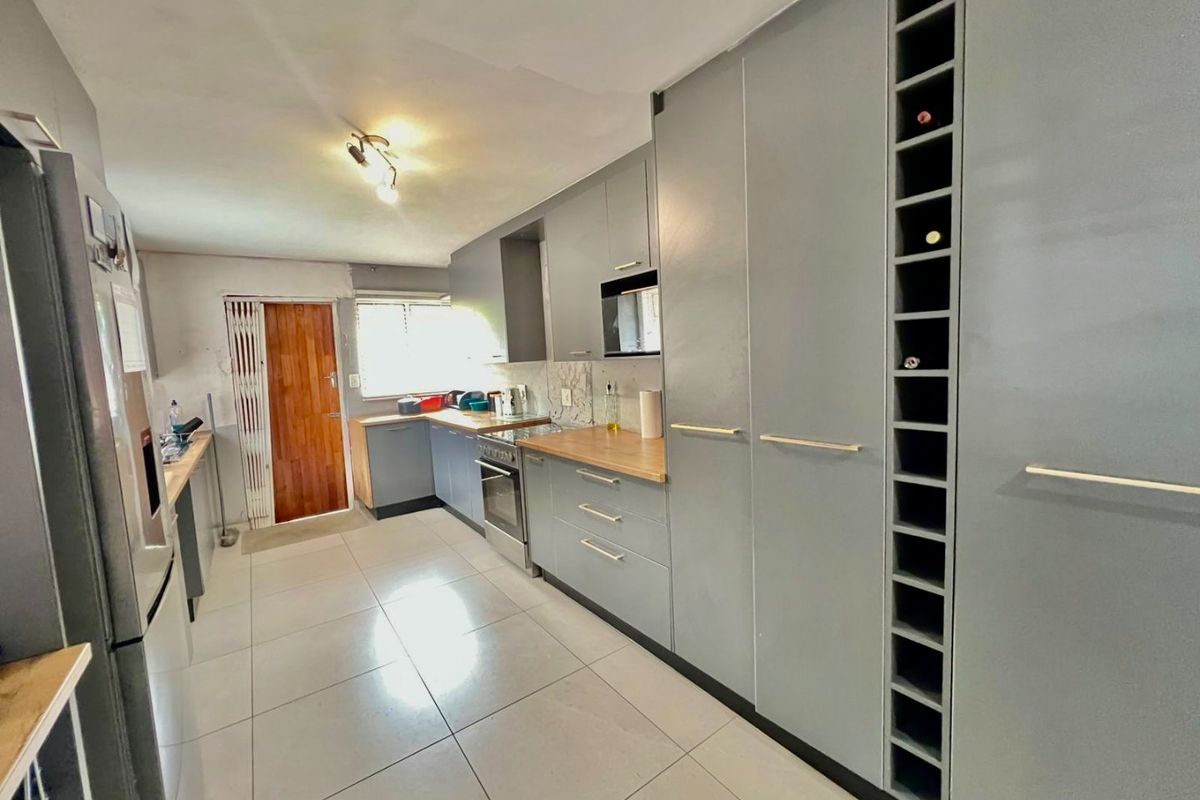 Spacious 3 Bedroom Family Home with Pool and Renovation Potential - Photo 4