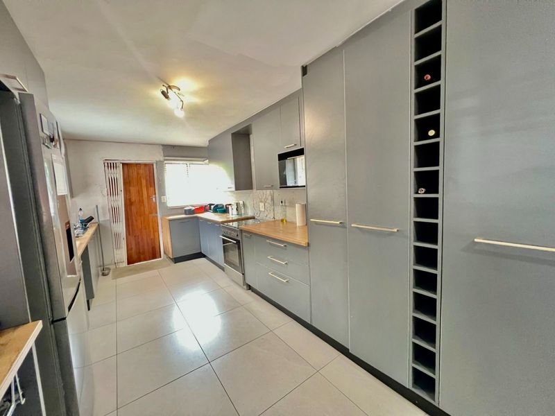 Spacious 3 Bedroom Family Home with Pool and Renovation Potential - Photo 4