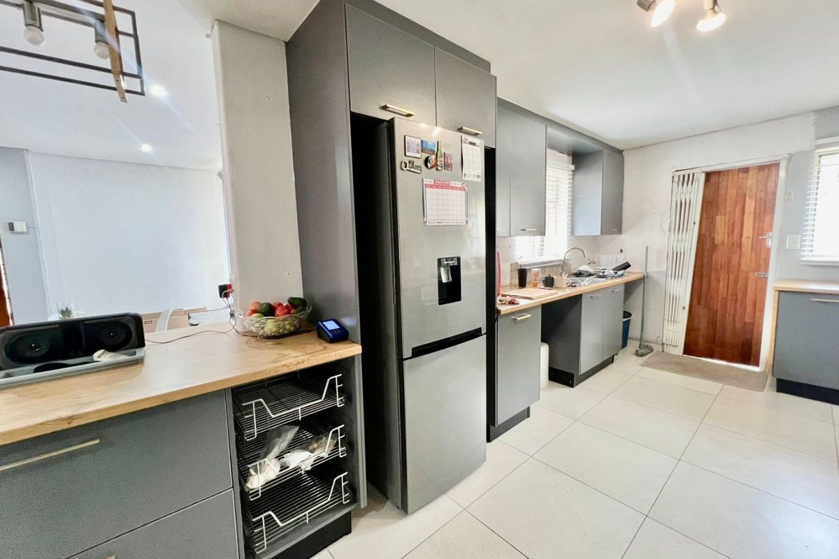 Spacious 3 Bedroom Family Home with Pool and Renovation Potential - Photo 3