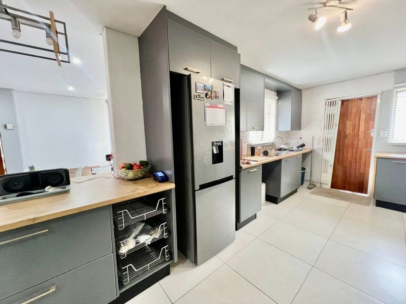 Spacious 3 Bedroom Family Home with Pool and Renovation Potential - Photo 3