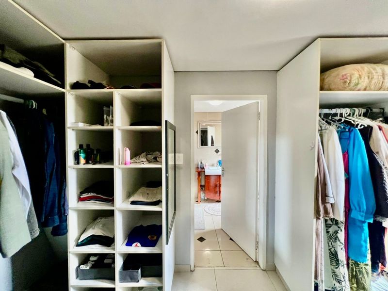 Spacious 3 Bedroom Family Home with Pool and Renovation Potential - Photo 10