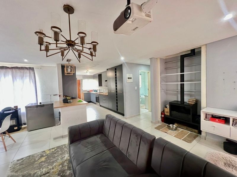 Spacious 3 Bedroom Family Home with Pool and Renovation Potential - Photo 7