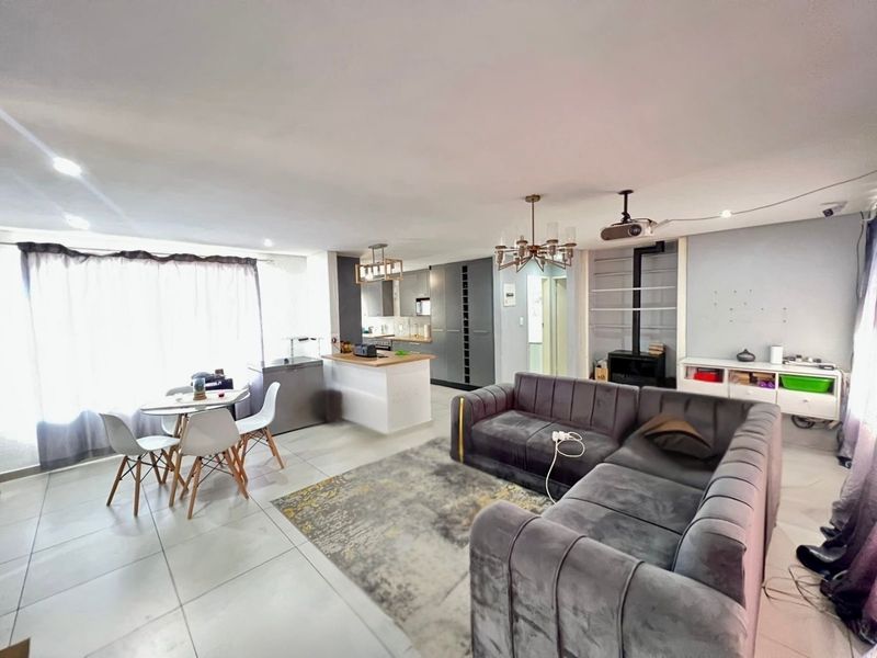 Spacious 3 Bedroom Family Home with Pool and Renovation Potential - Photo 6