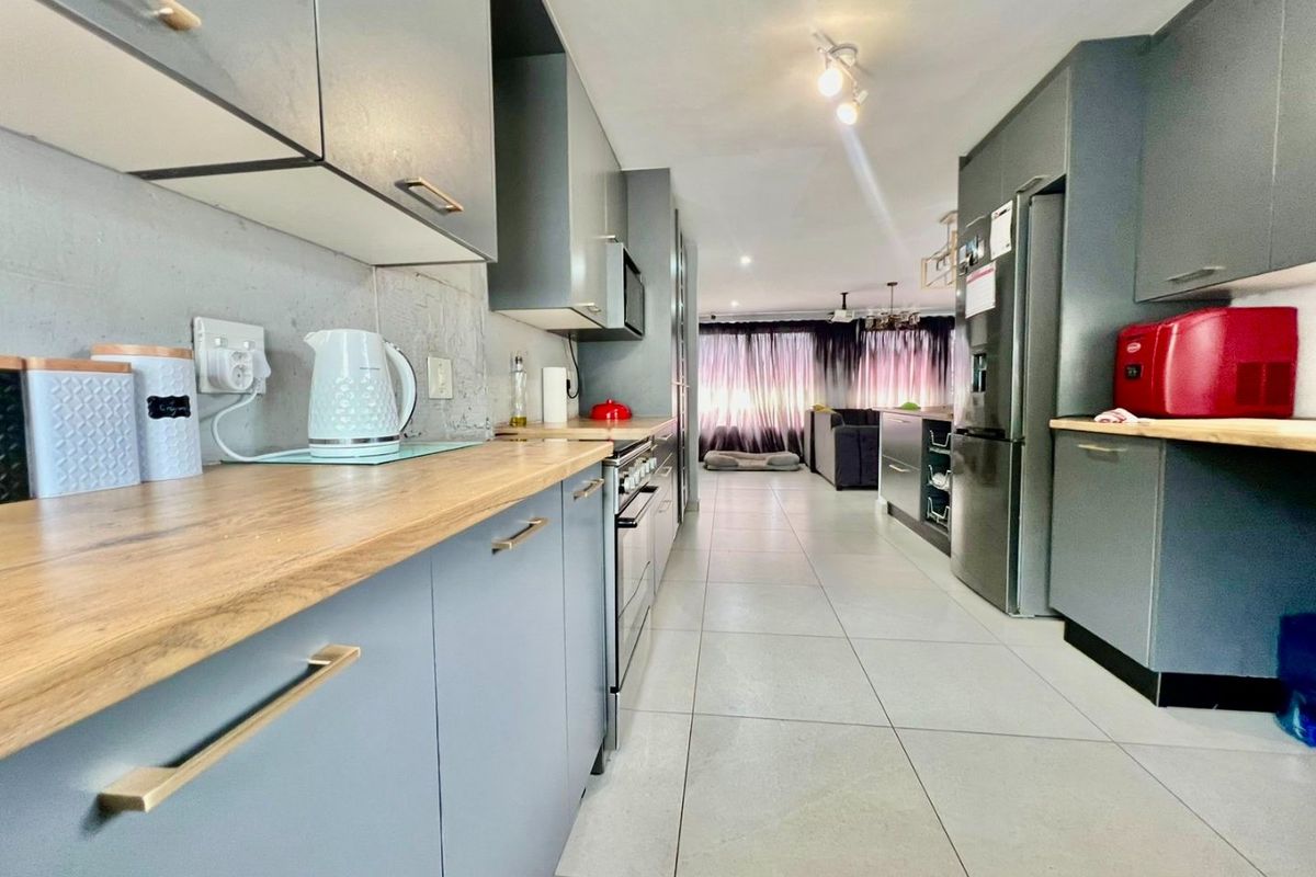 Spacious 3 Bedroom Family Home with Pool and Renovation Potential - Photo 2