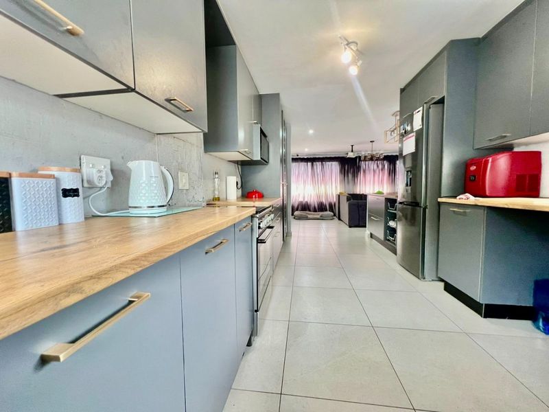 Spacious 3 Bedroom Family Home with Pool and Renovation Potential - Photo 2