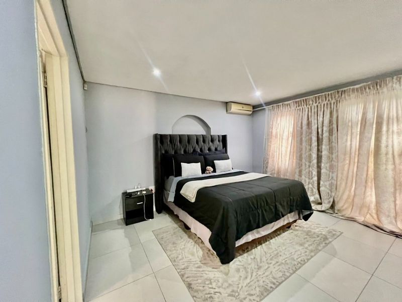 Spacious 3 Bedroom Family Home with Pool and Renovation Potential - Photo 9