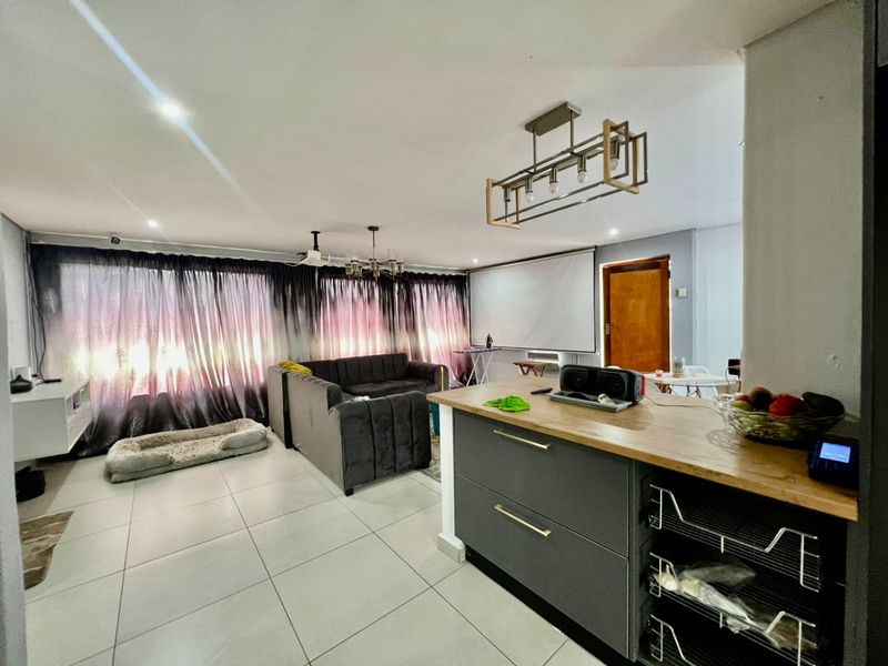 Spacious 3 Bedroom Family Home with Pool and Renovation Potential - Photo 5