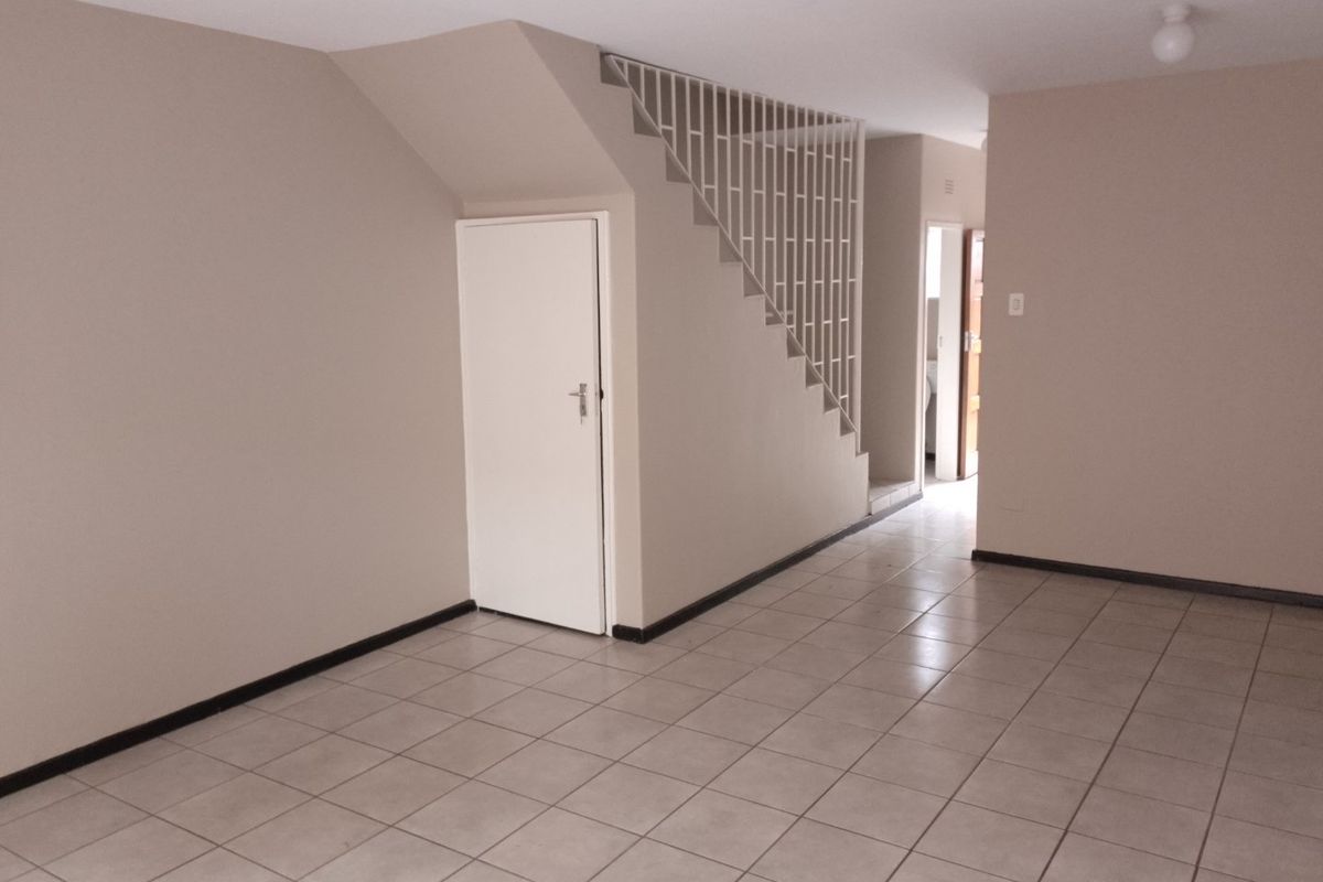 2 Bedroom Duplex Townhouse for Sale in Windsor East – Ideal for First-Time Buyers or Investors - Photo 4