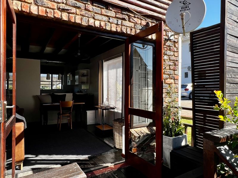 SECURE TWO STORY APARTMENT IN PRIME HEATHERLANDS - Photo 3