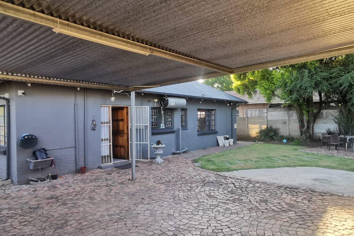 3 Bedroom Modern Family Home with 1 Bedroom Flat - Photo 4